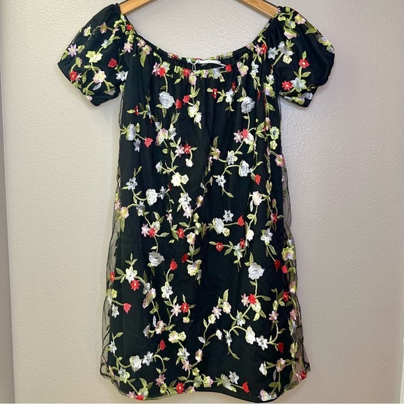 NWT Urban Outfitters Kimchi Blue Embroidered Floral Off Shoulder Mini Dress - Picture 4 of 8
